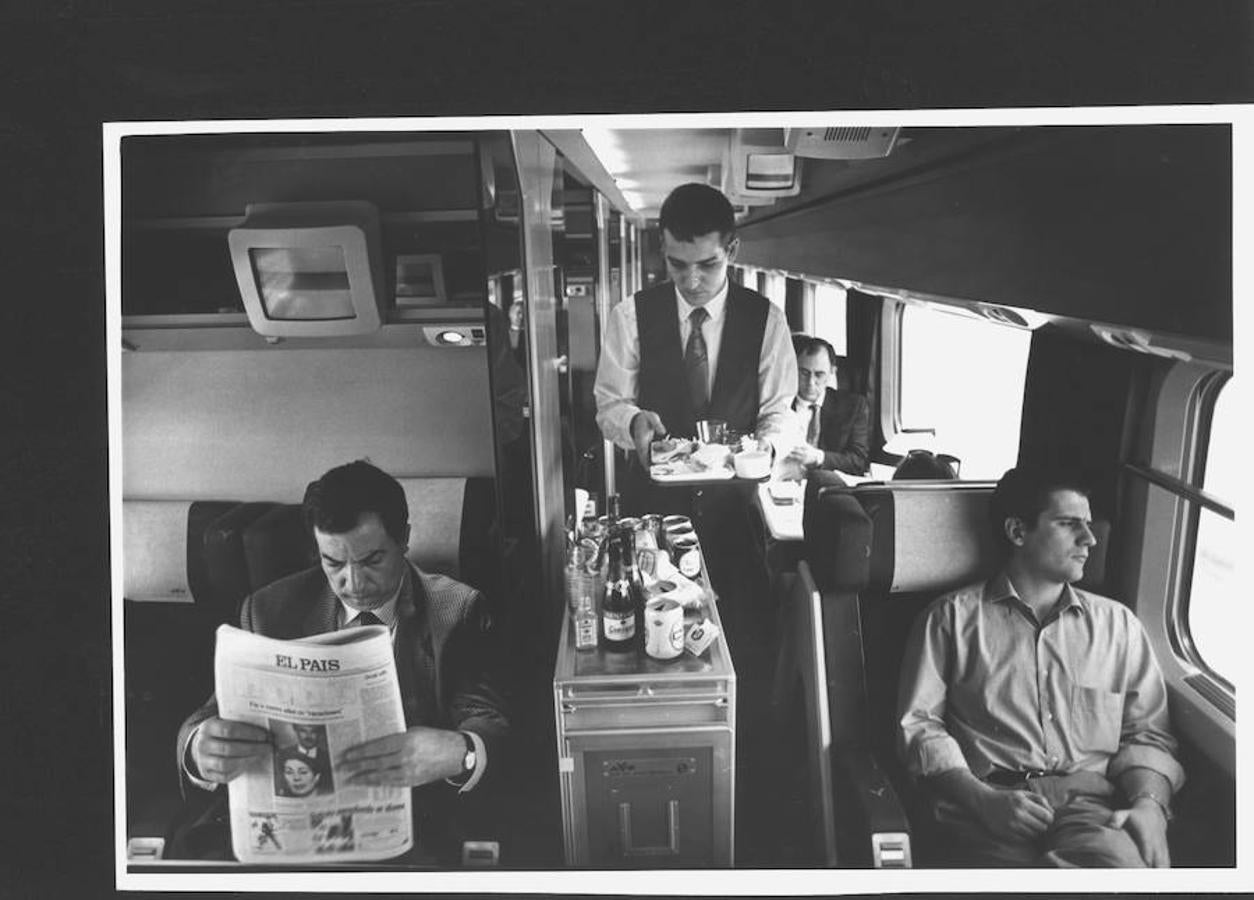 Servicio de catering y atención al cliente en los primeros trenes operativos de Renfe.
