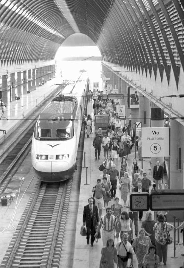 Llegada de unos de los primeros servicios comerciales del AVE a la estación sevillana de Santa Justa.