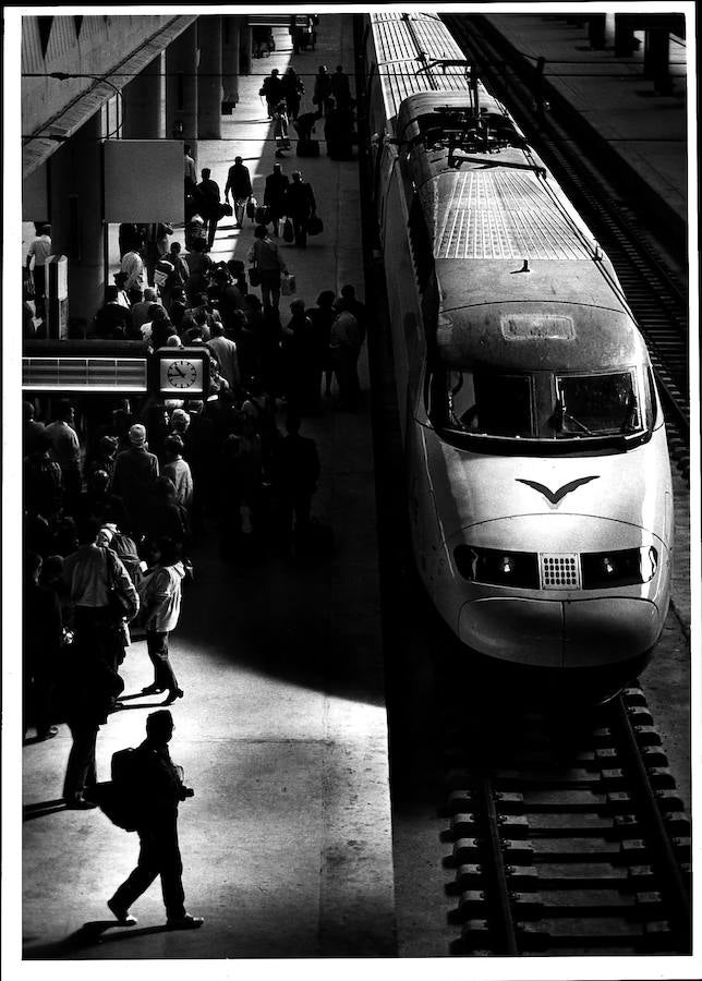 Una de las ramas espera en Sevilla a los pasajeros con destino a la madrileña estación de Atocha.