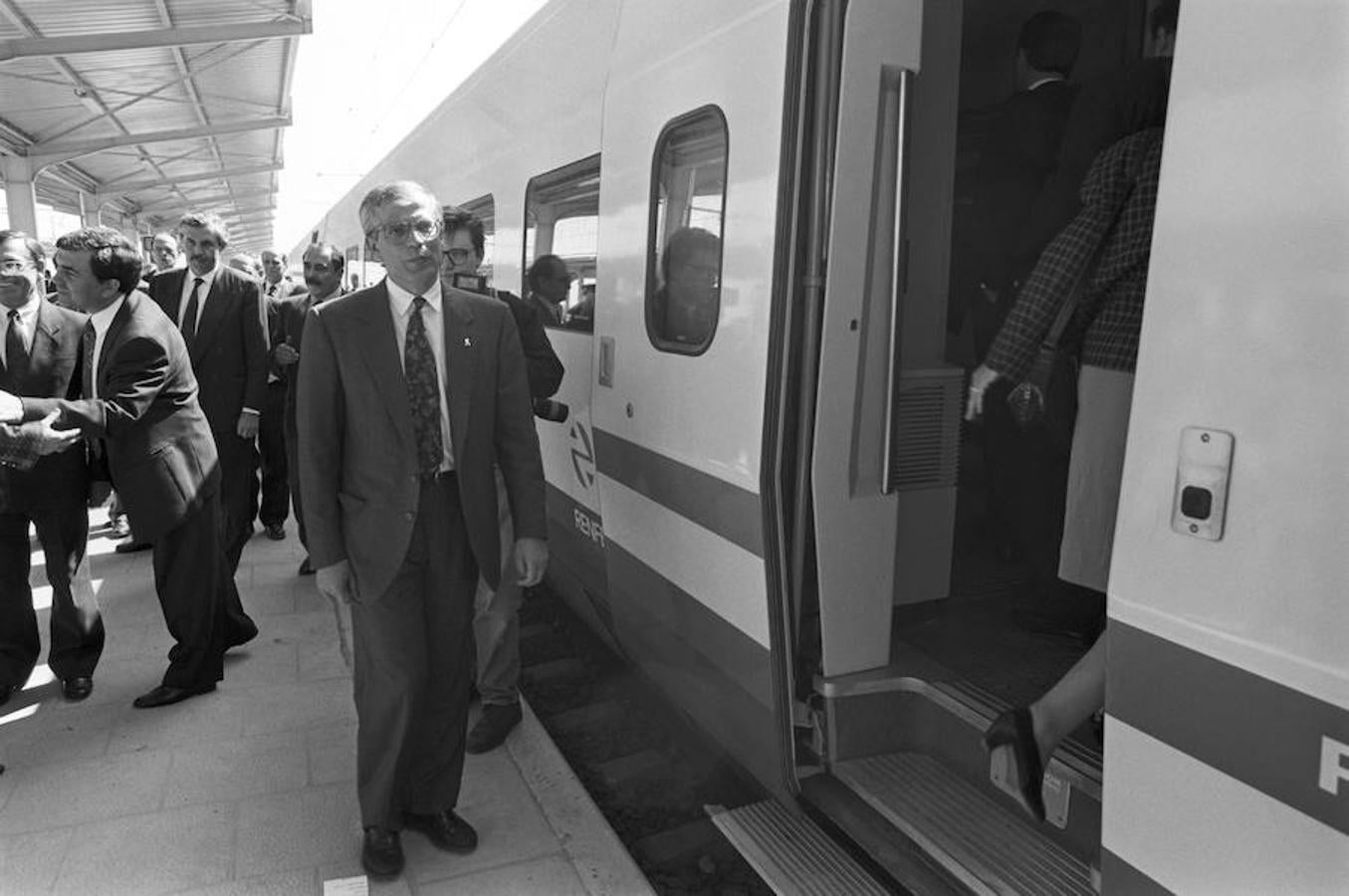 Josep Borrell se fotografía junto a una de las ramas del AVE, en una parada intermedia.