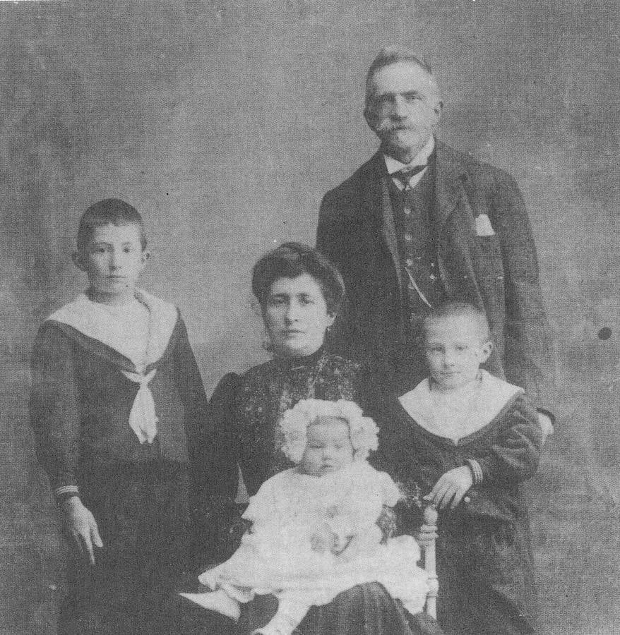 El arquitecto cántabro junto a su familia, durante sus años de permanencia en Bilbao.