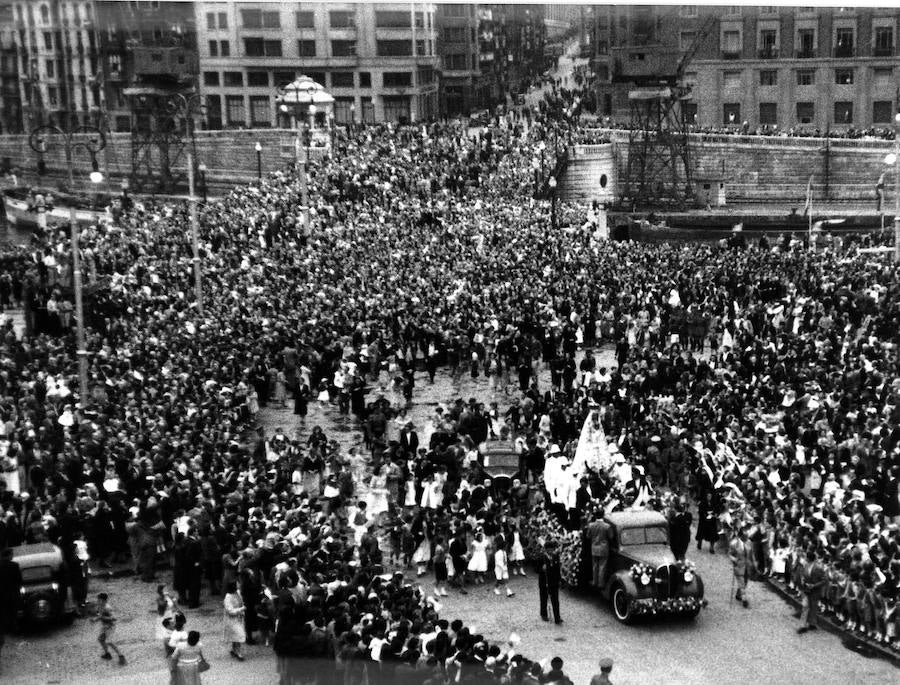 Los ciudadanos acuden al Consitorio, donde se recibe a la Virgen de Begoña tras la Guerra Civil.