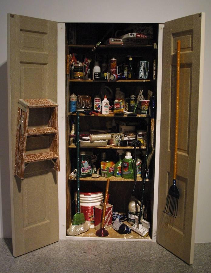 'Closet' de Liza Lou dentro de la exposición 'Melodrama' en el Artium (2002). Una de las exposiciones de más éxito del Artium en sus 15 años de vida
