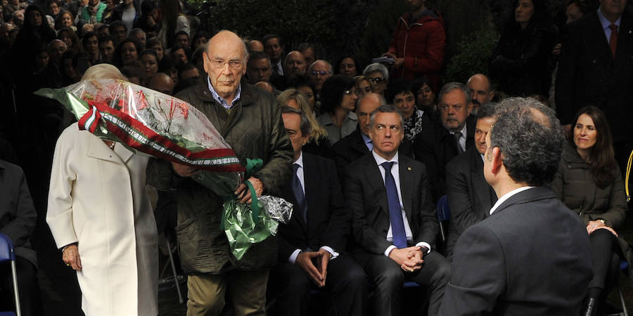 Un hombre entrega un ramo de flores en el homenaje a las víctimas del bombardeo de Gernika.