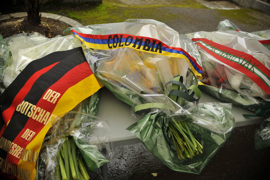 Primeros planos de ramos de flores con las banderas de Alemania y Colombia.