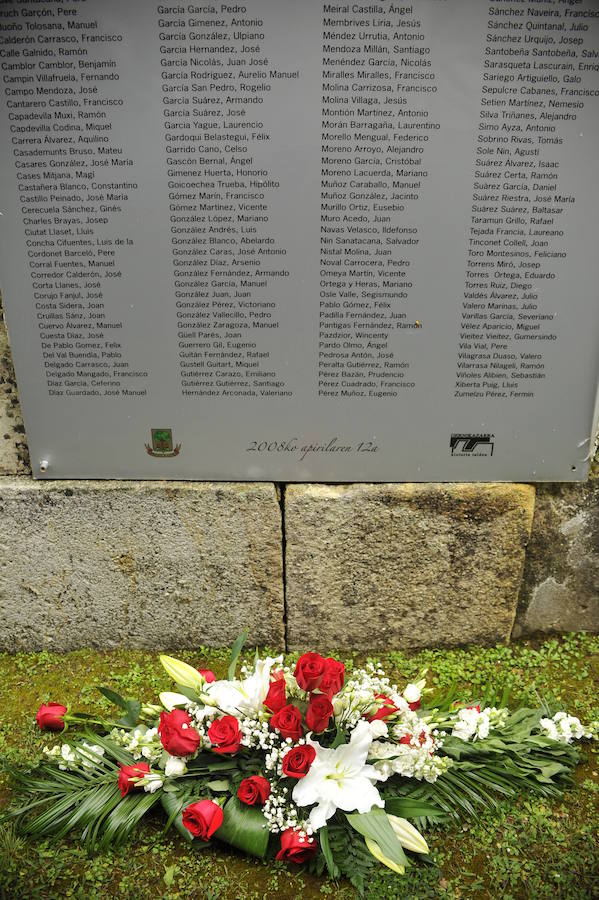 Un ramo de flores acompaña al monolito con los nombres de las personas que fallecieron en el ataque de la aviación nazi.