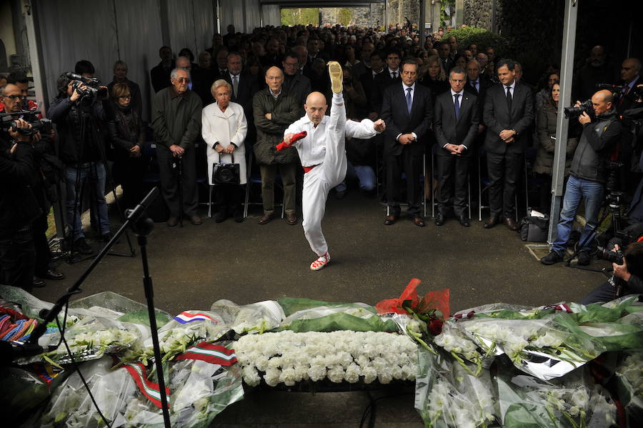 Un dantzari baila durante la ofrenda floral por las víctimas del bombardeo de Gernika.