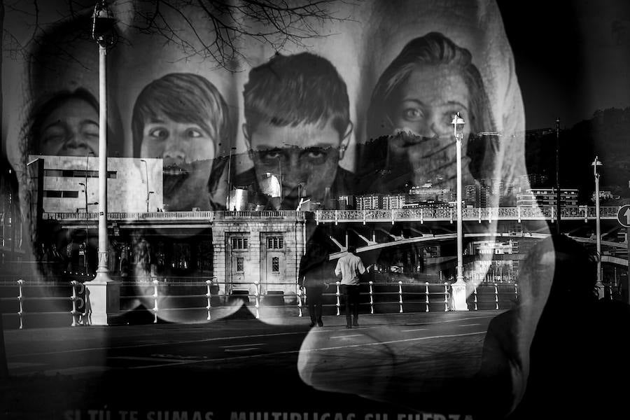 Reflejo en un a marquesina de publicidad del puente de Deusto.