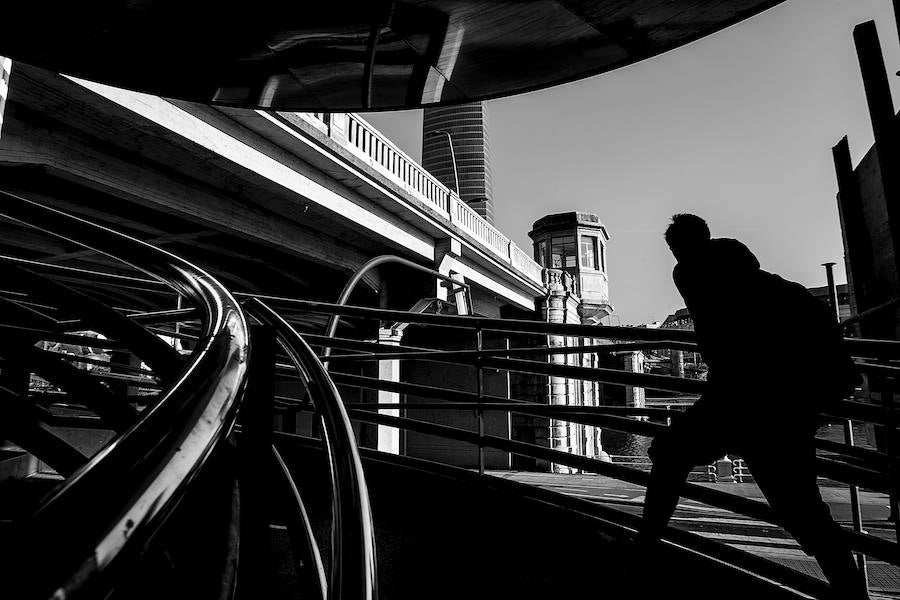 Las escaleras conectan la calle Botika Vieja con el puente de Deusto.