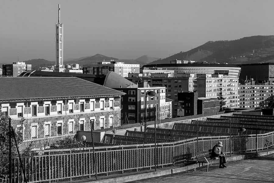 Vista de Salesianos Deusto y de la cruz de la Congregación de La Pasión.