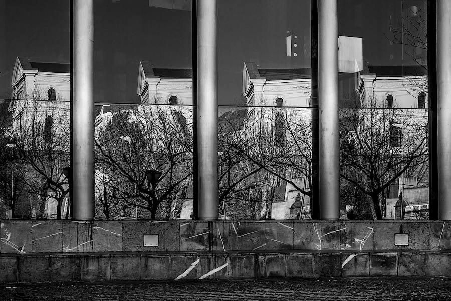 Reflejo del edificio de la Univeridad de Deusto.