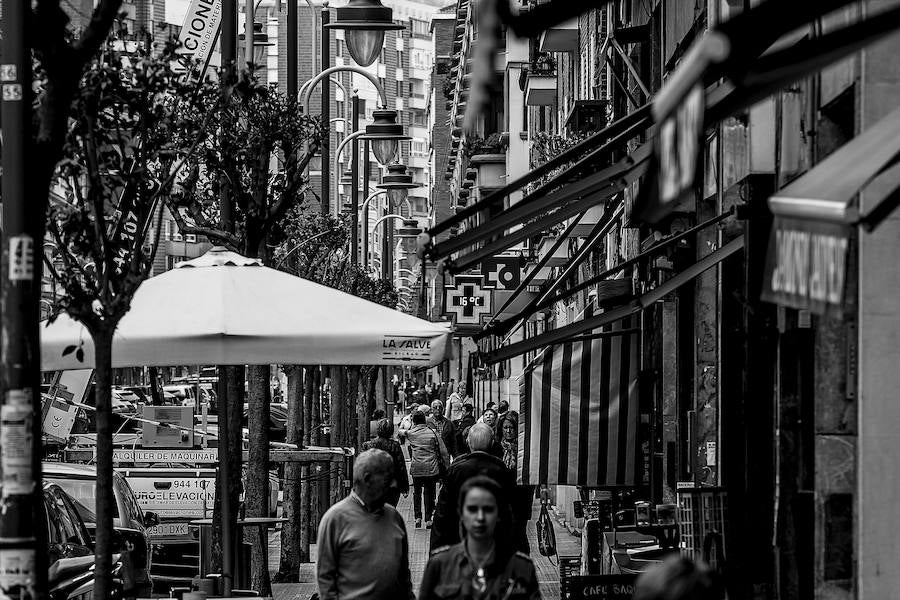 La gente recorre la avenida Madariaga.