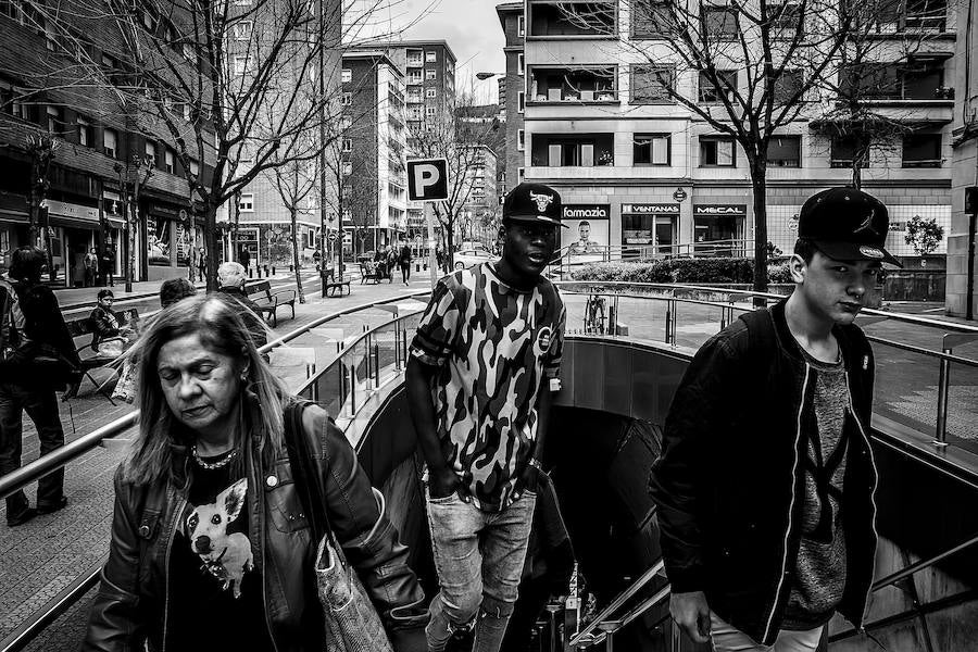 Salida Metro en la calle Iruña.