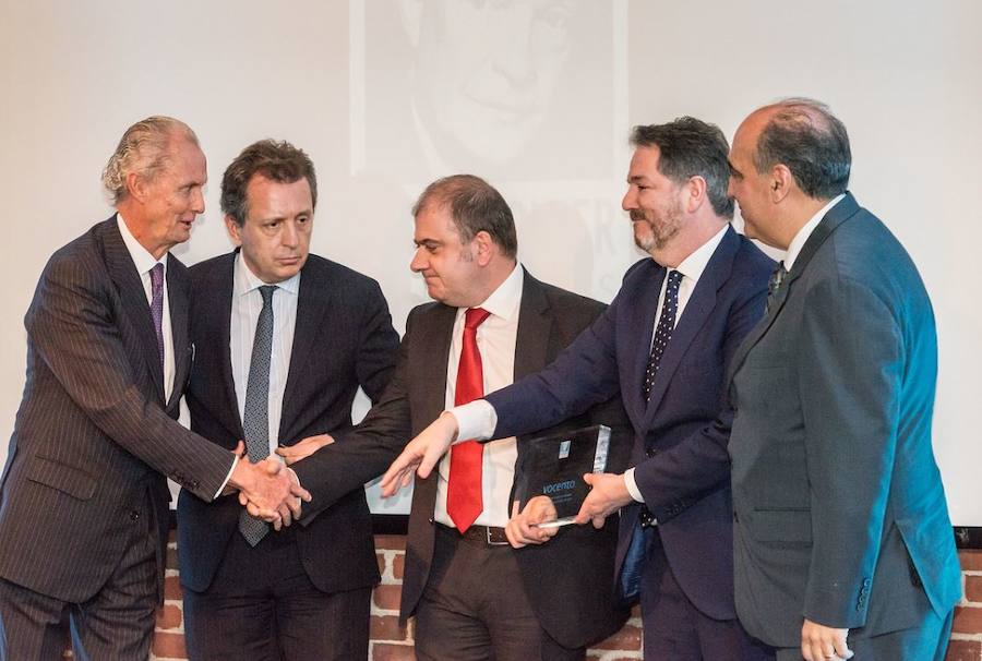 El embajador de España en Estados Unidos, Pedro Morenés; Javier Cremades, Benjamín Lana, Bieito Rubido y el presidente de Eisenhower Fellowships, George de Lama, en la entrega del galardón.