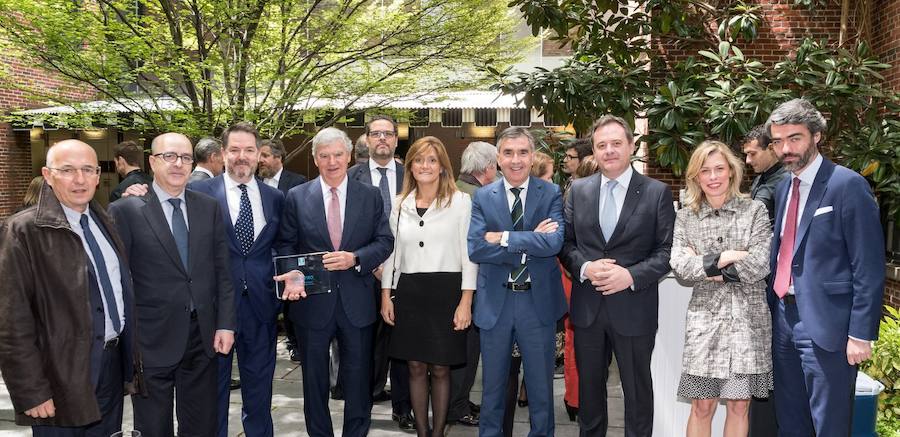 Santiago Bergareche (4i), presidente de Vocento, posa con el galardón.