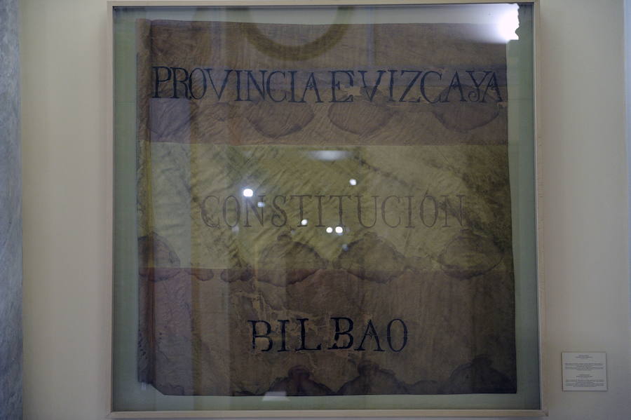 ''La Pepa'. Una bandera española de seda recuerda el apoyo de los liberales de Bilbao a la Constitución de Cádiz de 1812. Milicias bilbaínas, independientes del Ejército, lucharon contra la revuelta absolutista.