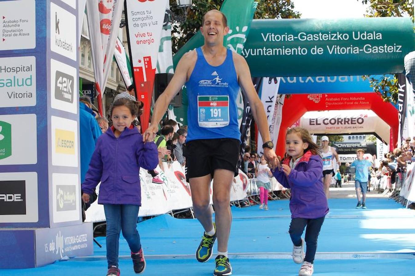 La alegría y el cansancio desbordan a los atletas al cruzar la línea de meta