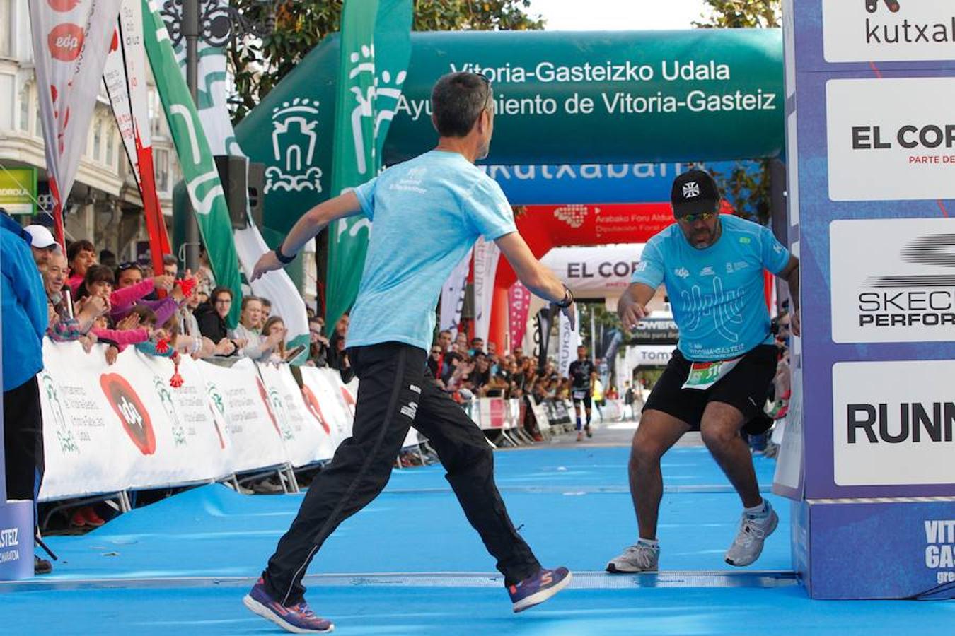 La alegría y el cansancio desbordan a los atletas al cruzar la línea de meta