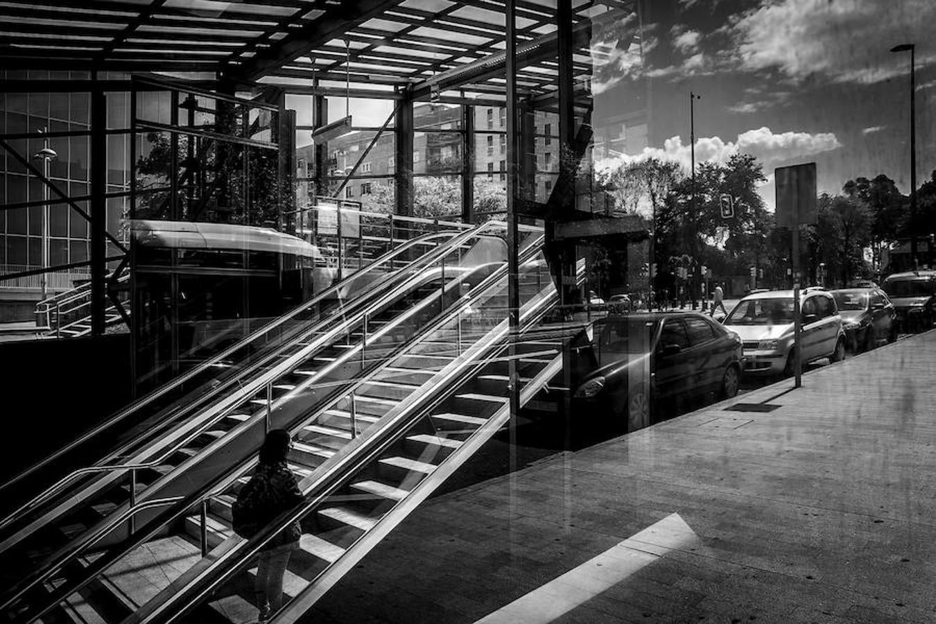 Reflejo en la estación de metro de Sarriko.