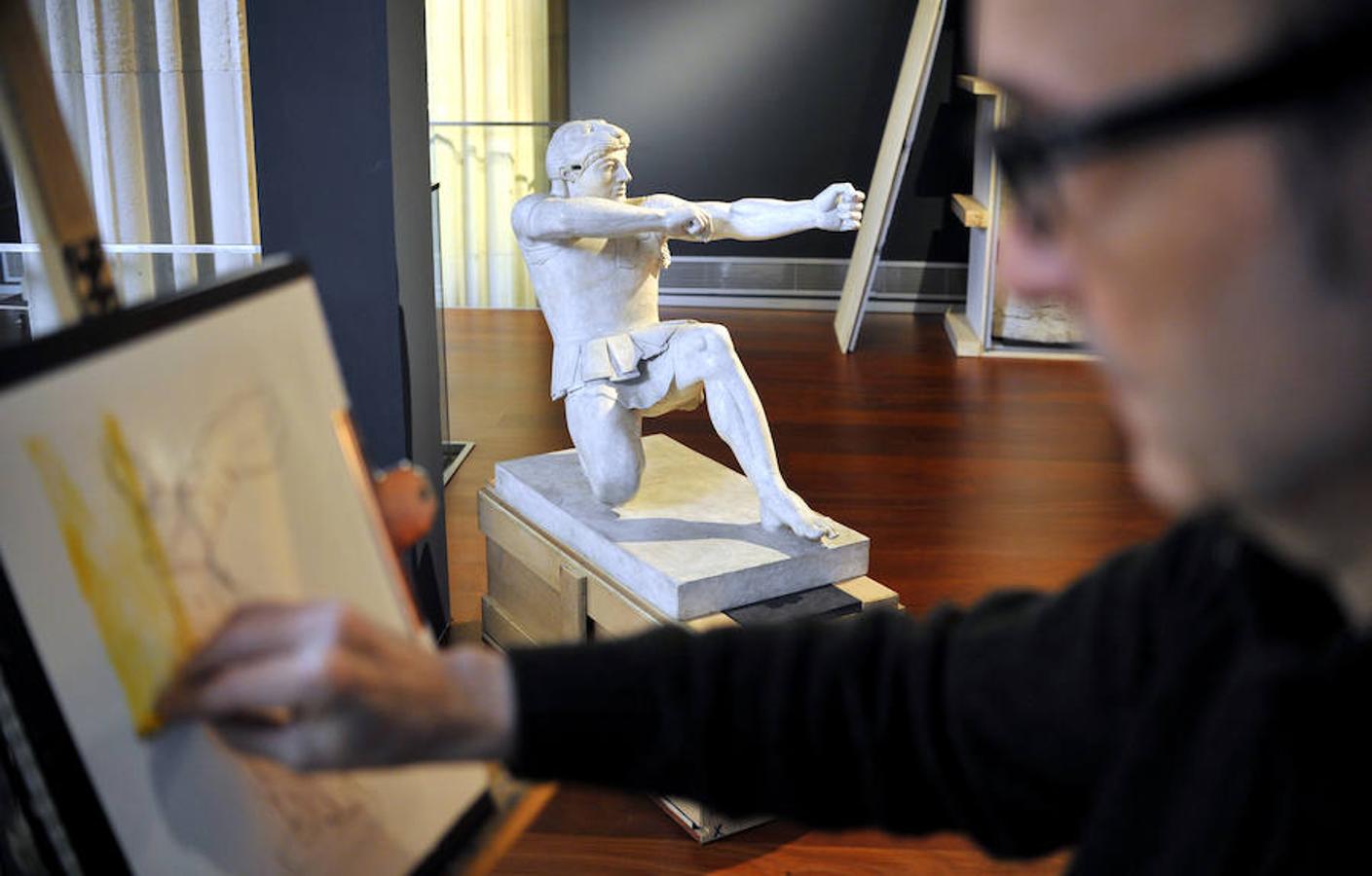 Un hombre dibuja la estatua de Heracles en el Museo de Reproducciones de Bilbao.