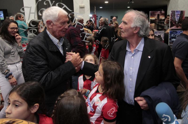 Carmelo Cedrún y José Ángel Iribar se saludan en el acto.