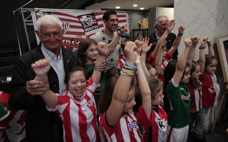 Carmelo Cedrún, Iraizoz e Iribar posan junto a los niños que han acudido al homenaje.