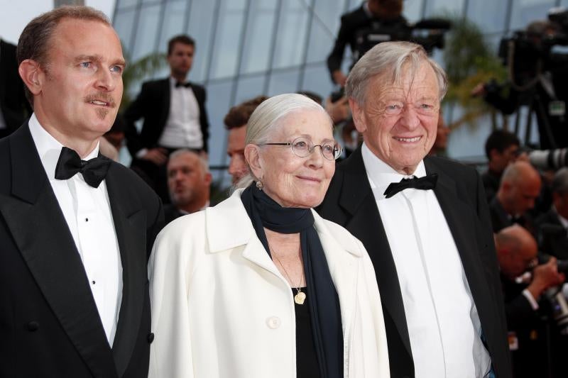 La actriz británica Vanessa Redgrave (c) junto con el productor Carlo Gabriel Nero (i) a su llegada a la proyeccción de la película 'Nelyubov'.