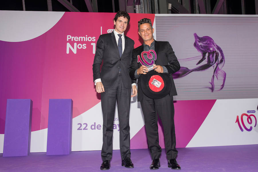 Unai Rementeria, diputado general de Bizkaia, junto a Alejandro Sanz.