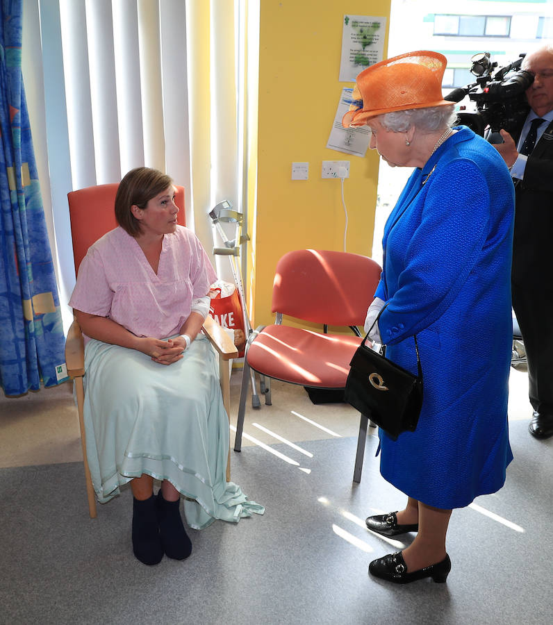 La reina Isabel II visita a los heridos en el atentado de Manchester