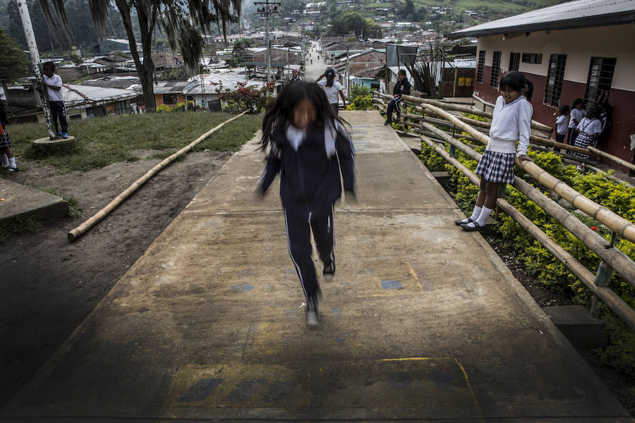 Colombia. Toribío es una comunidad enclavada entre montañas. Es un día soleado y las niñas juegan a la rayuela a la entrada del colegio.