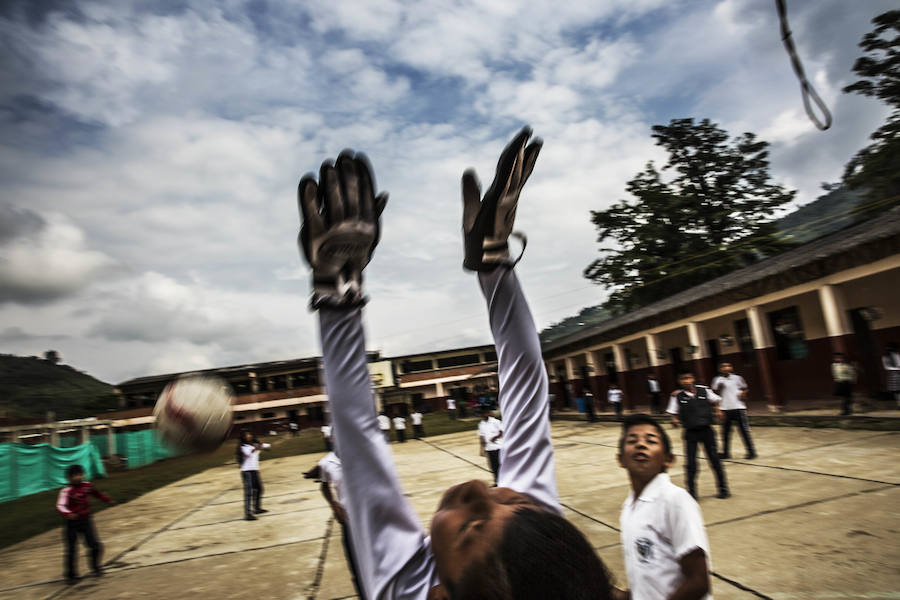 Colombia. Este gran centro escolar recibe a un millar de alumnos al año. En el recreo, el patio bulle. Las clases son en español y en lengua nasa. Uno de cada cinco caucanos es indígena.