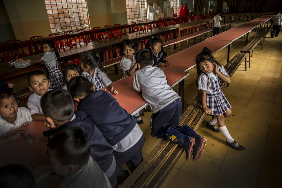 Colombia. La escuela no ha estado a salvo del conflicto. Antes los padres acudían desesperados a buscar a sus hijos, pero eso era incluso más peligroso. Ahora, en caso de tiroteo, las instrucciones de la maestrason claras: arrojarse al suelo y abrazarse, para sentirse unidos. Y les cuenta cuentos, hasta que la pesadilla termina.