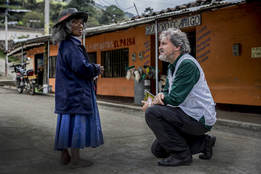 Colombia. “Alirio es uno de los está y no está. Te habla, pero su mirada está en el país de la pena. Esa pena moral es atmosférica. El paraíso escupe proyectiles, tatucos (morteros), cilindros. Alirio Piamba, de 54 años, no pudo soportarlo”.