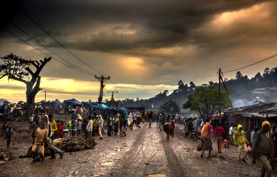 Etiopía. La mayor parte de las carreteras de esta región no están asfaltadas, y en la estación de lluvias algunos tramos se vuelven impracticables. Esto dificulta enormemente el acceso de la población a la atención médica. Los equipos de MSF realizan lo que se denominan actividades externas, es decir fuera de los centros de salud