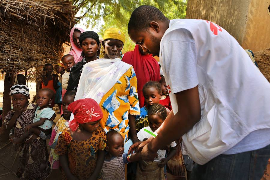 Níger. Cada año, cientos de miles de niños con desnutrición aguda severa son tratados con alimentos preparados ricos en nutrientes. MSF también desarrolla programas de quimioprevención de la malaria estacional.