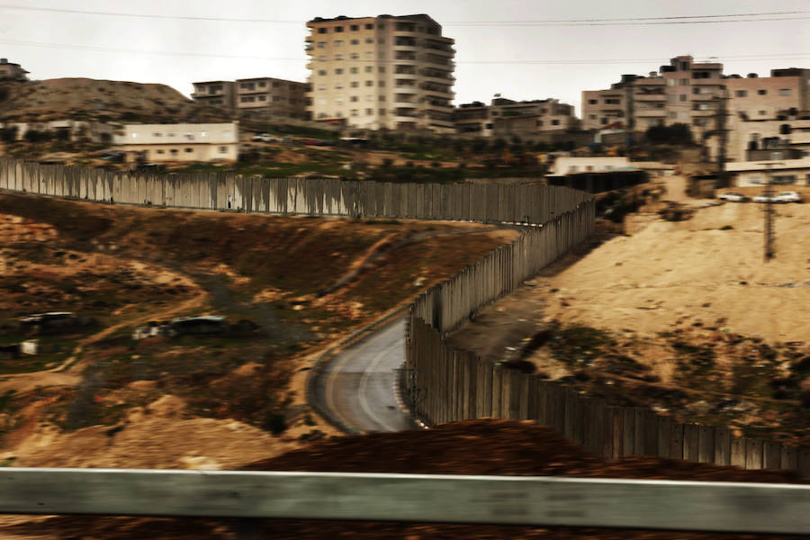 Palestina. La Barrera de Cisjordania levantada por Israel es un muro de hormigón que ha roto muchas familias palestinas y sus comunidades. Las 15.000 personas que viven en los pueblos del enclave de Bir Nabala han quedado totalmente rodeadas por esta construcción.