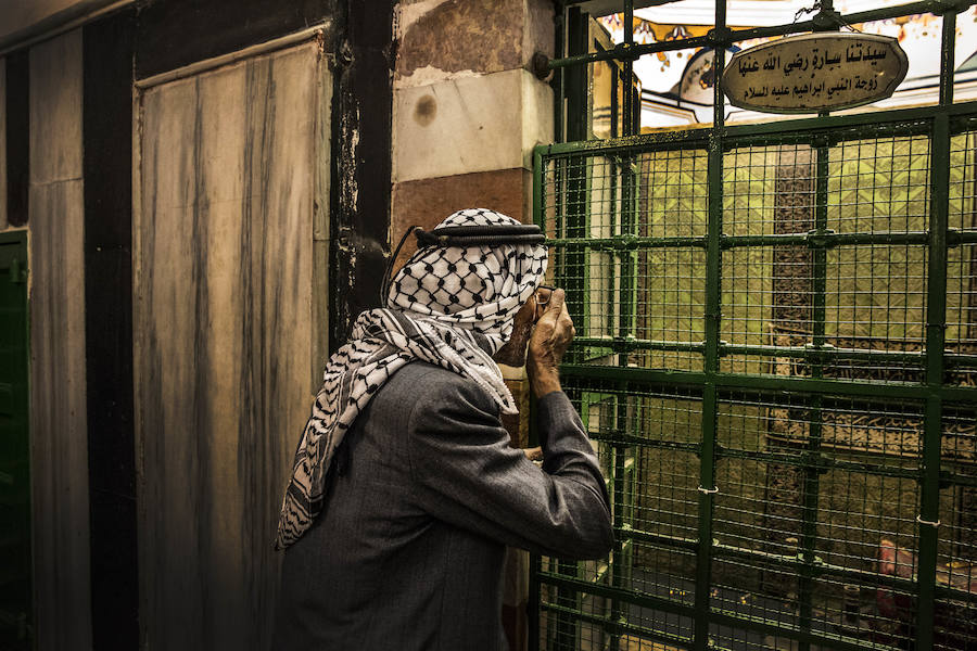 Palestina. Como todo aquí, es un recinto dividido en dos. En la zona consagrada a mezquita, un musulmán reza.