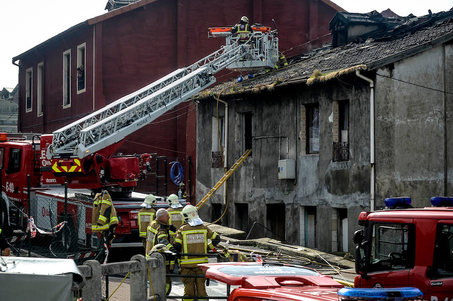 La difícil labor de los bomberos en el incendio de Zorroza