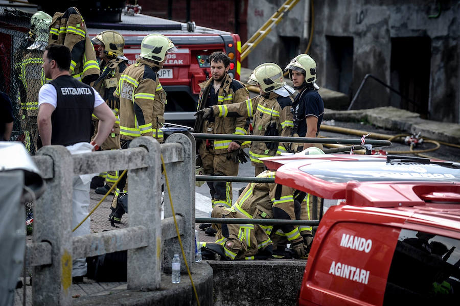 La difícil labor de los bomberos en el incendio de Zorroza