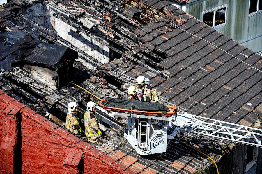La difícil labor de los bomberos en el incendio de Zorroza