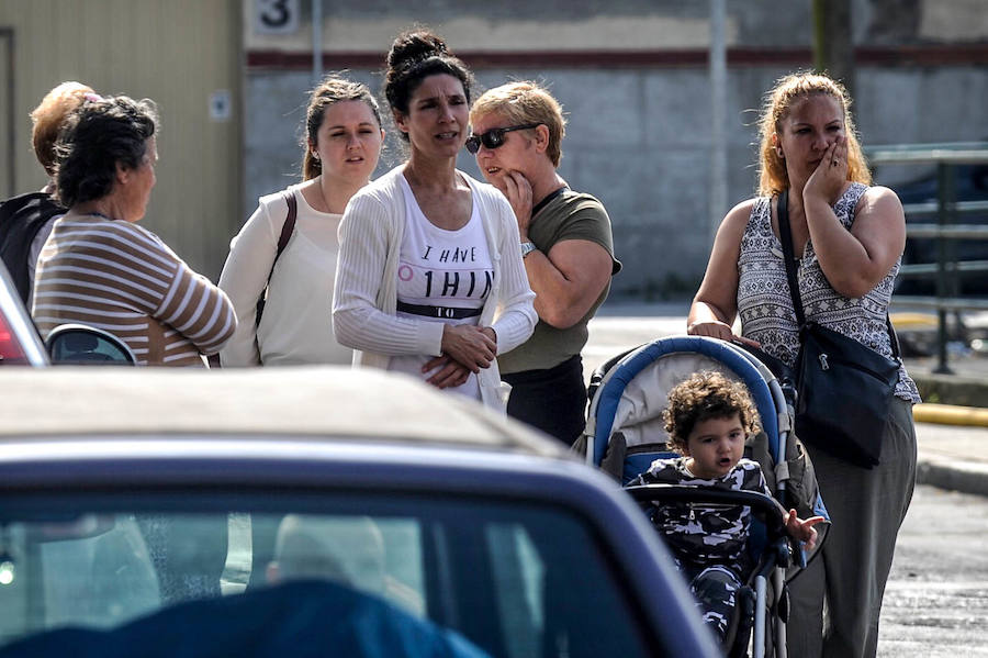 La difícil labor de los bomberos en el incendio de Zorroza