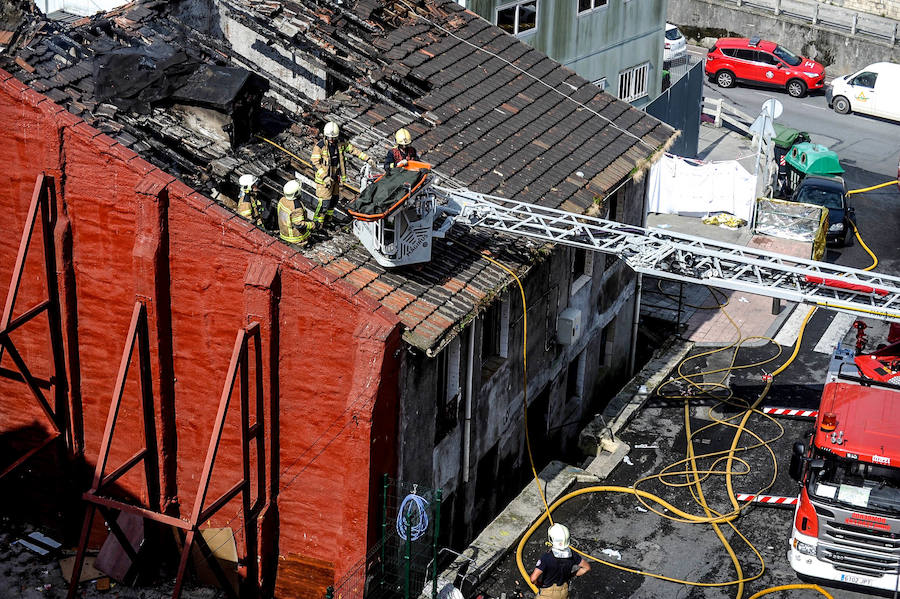 La difícil labor de los bomberos en el incendio de Zorroza