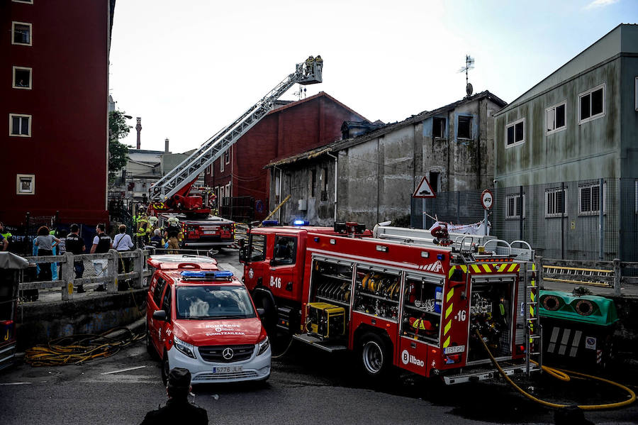 La difícil labor de los bomberos en el incendio de Zorroza