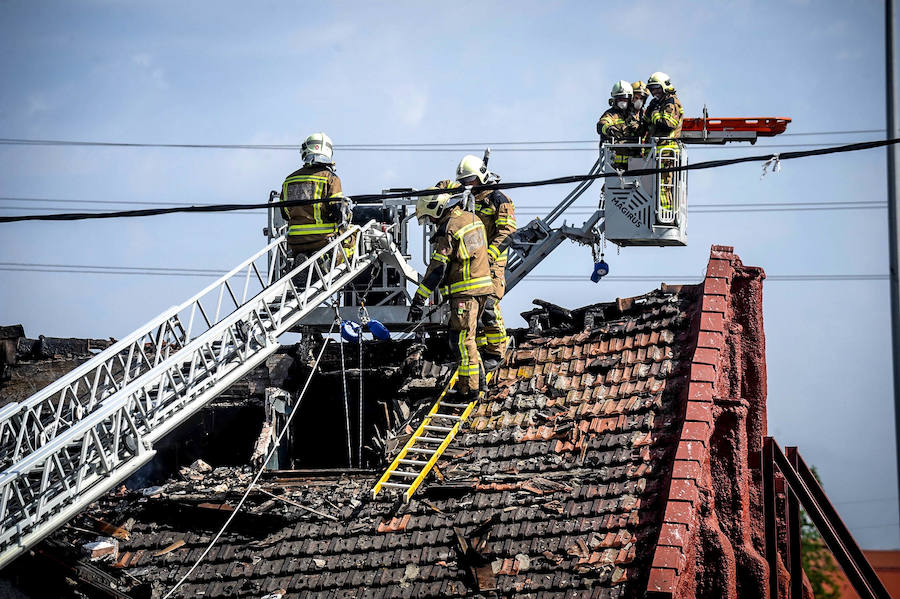 La difícil labor de los bomberos en el incendio de Zorroza