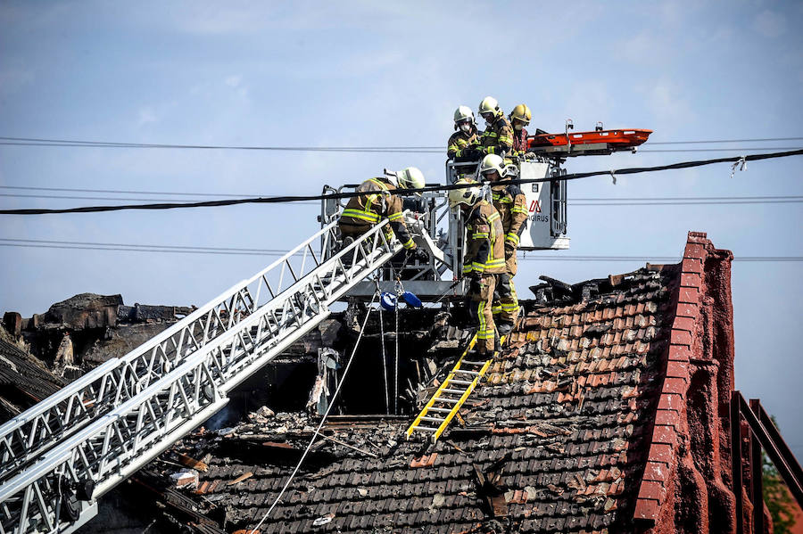 La difícil labor de los bomberos en el incendio de Zorroza