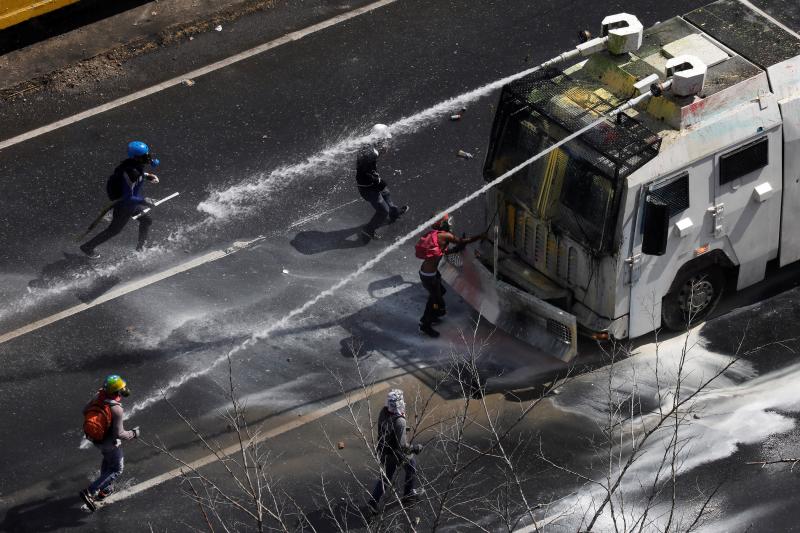 Gases lacrimógenos contra los opositores en Caracas