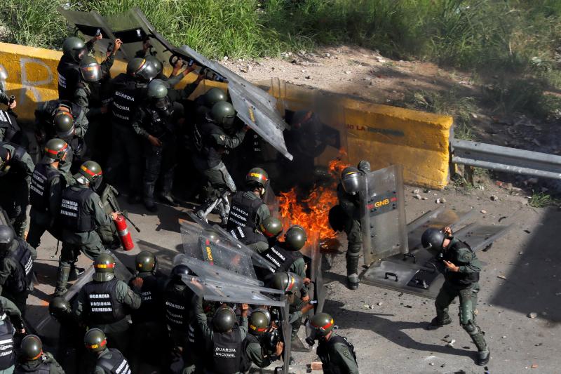 Gases lacrimógenos contra los opositores en Caracas