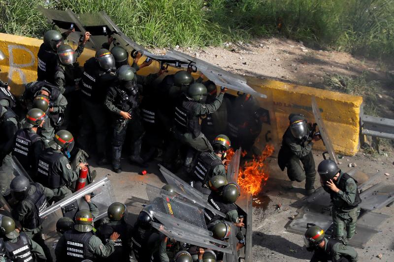 Gases lacrimógenos contra los opositores en Caracas