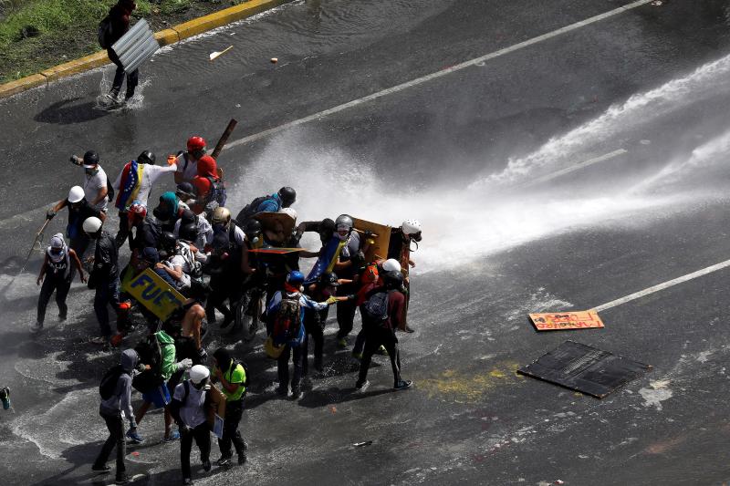 Gases lacrimógenos contra los opositores en Caracas