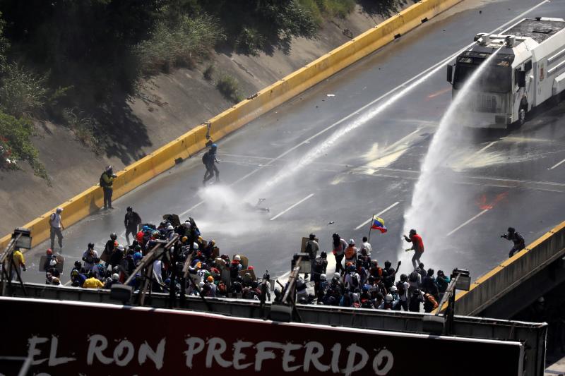 Gases lacrimógenos contra los opositores en Caracas